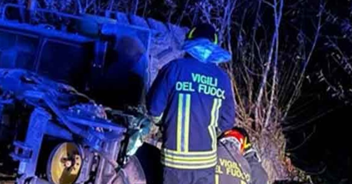 Tragedia in campagna, 80enne si ribalta con il trattore e muore: il ...