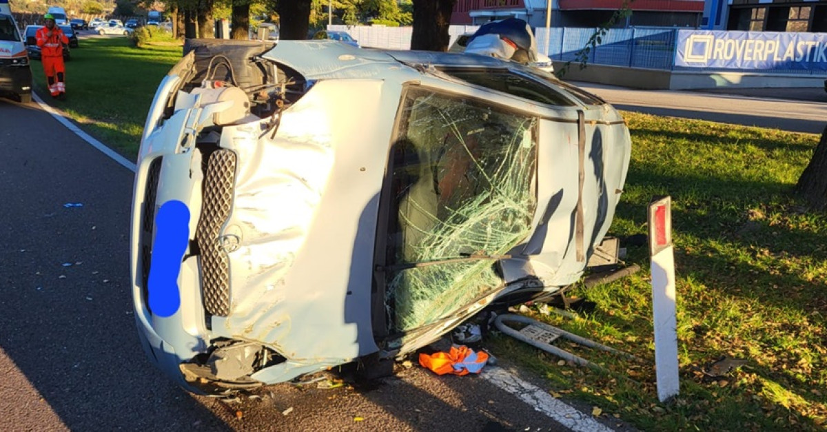 Violento frontale sulla statale (FOTO): due auto distrutte. Cinque ...