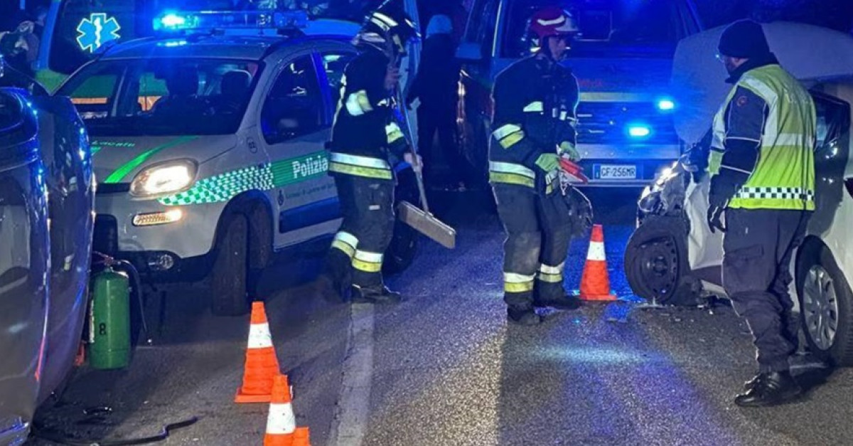 Violento frontale tra due auto sulla statale, una macchina si rovescia ...