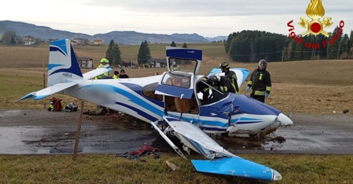 Un aereo ultraleggero atterra e si schianta sulla strada (FOTO): i ...