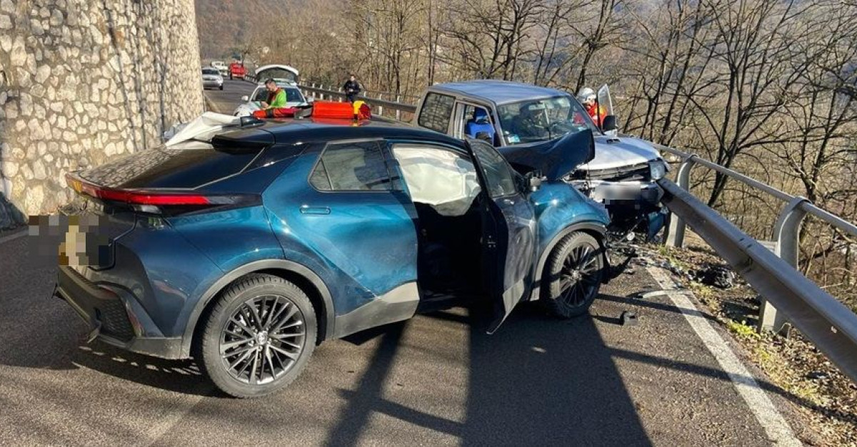 Violento frontale in curva tra due auto di grossa cilindrata: due ...