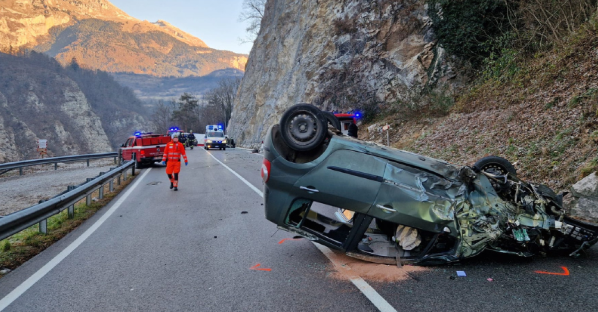 Violento scontro frontale tra due auto, un mezzo si ribalta: quattro ...