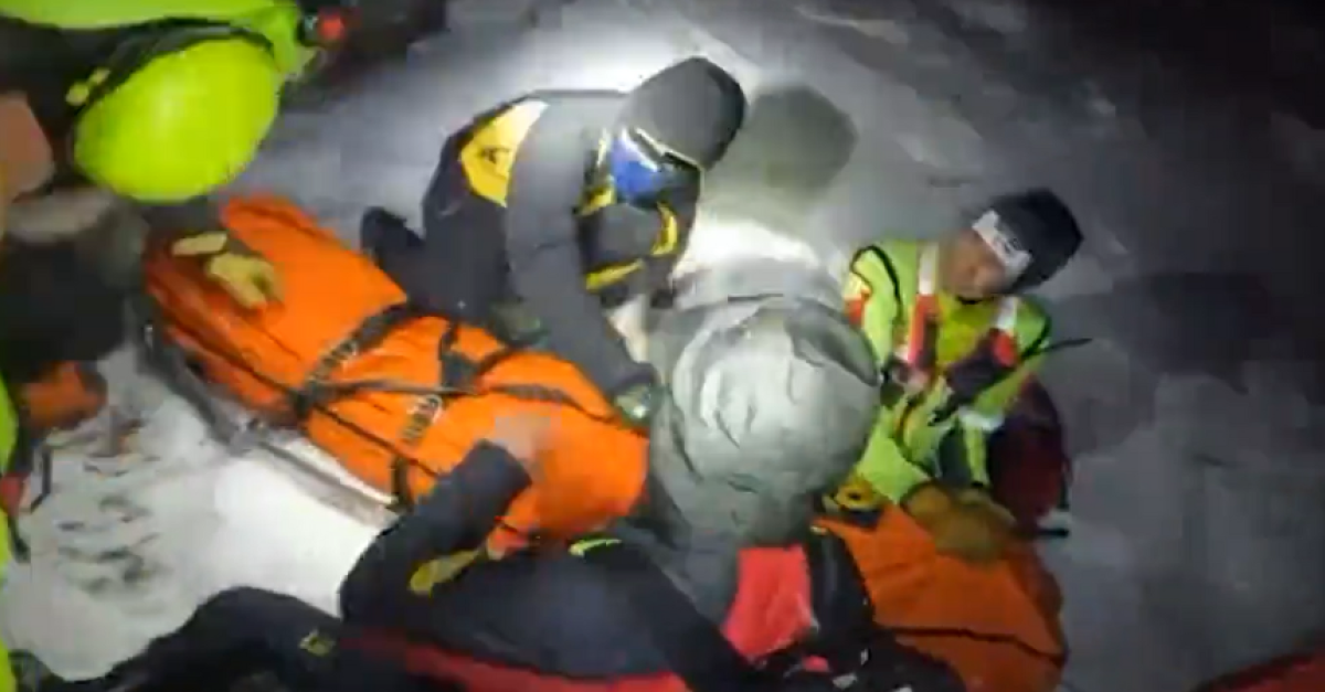 La figlia 16enne gli salva la vita dopo una rovinosa caduta in montagna ...