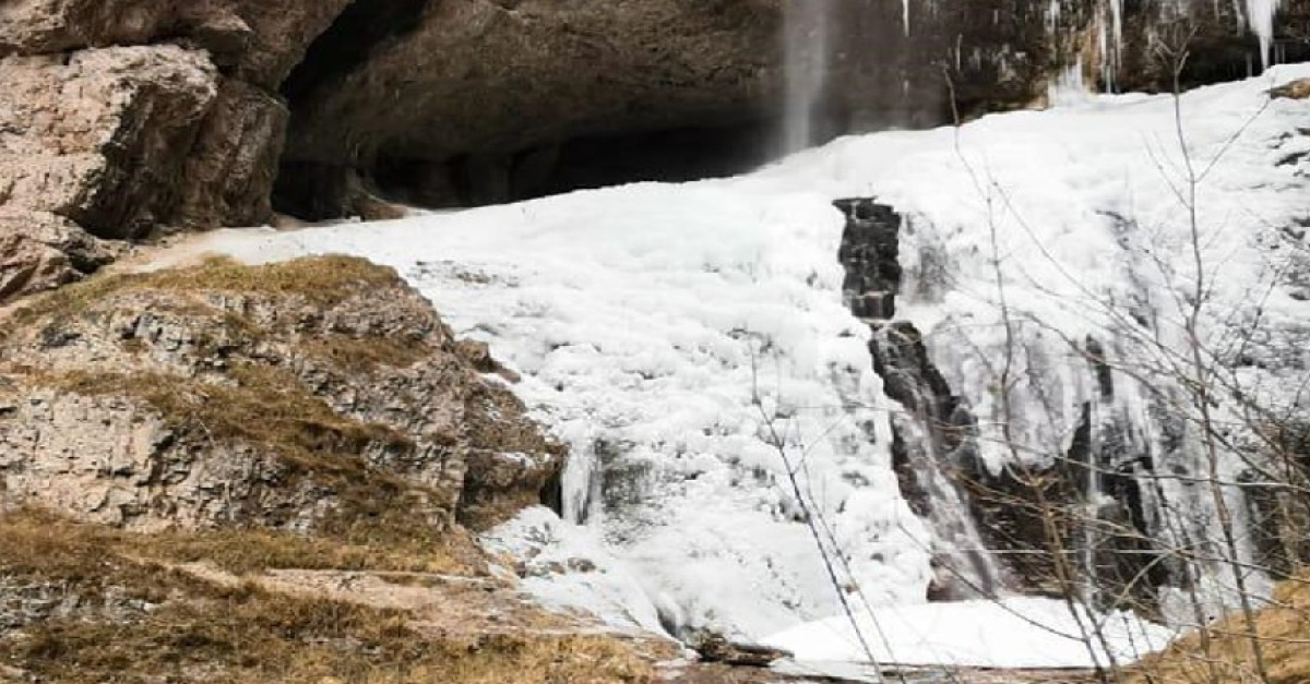 Scivola sulla lingua di ghiaccio sotto la cascata e cade per una ...