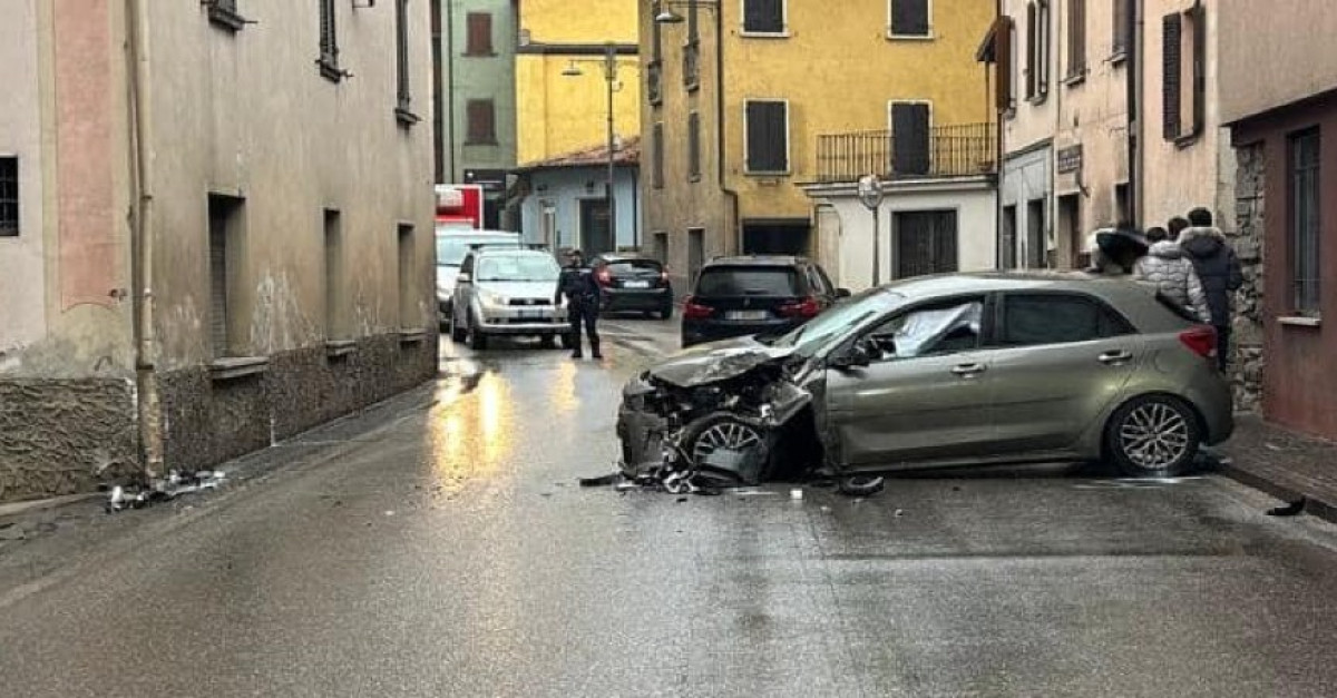 Perde il controllo dell'auto e si schianta contro il muro di una casa ...