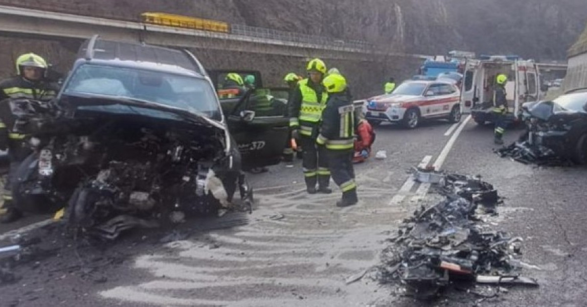 Tragico incidente, due auto si scontrano sulla statale (FOTO): un morto ...