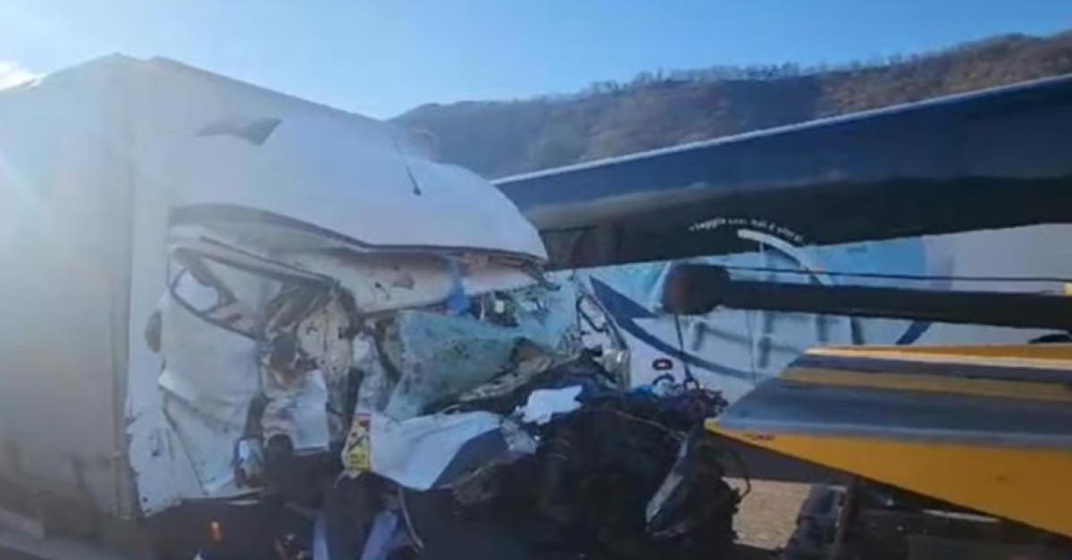 Un'altra tragedia in A22: furgone si schianta contro un mezzo pesante ...