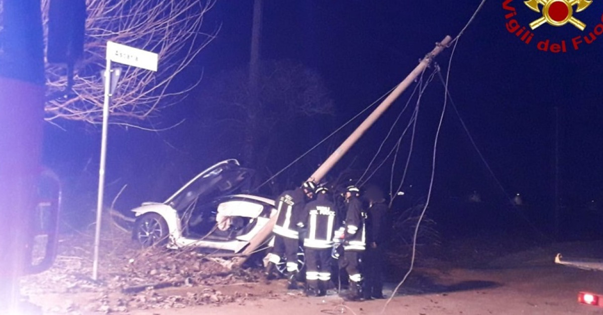 Si schianta contro un palo a folle velocità con la Bmw: il conducente ...