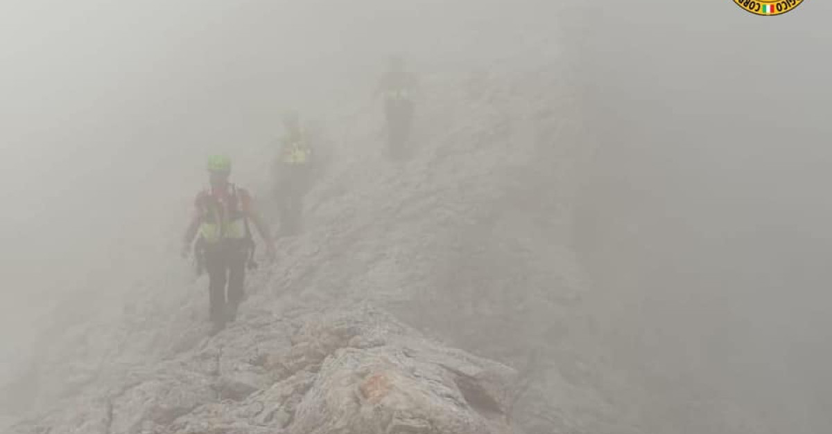 Tragedia in montagna, escursionista precipita nel vuoto sotto gli occhi ...
