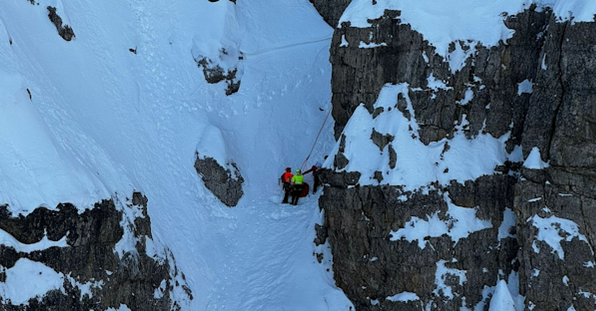 Alpinista precipita in parete per 15 metri e poi scivola in un ripido ...
