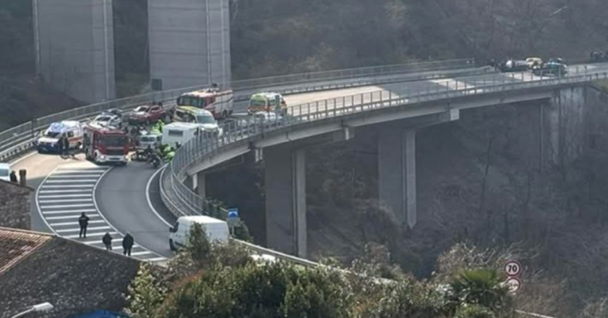 Terribile incidente, si schiantano due auto e un camper: morta una ...