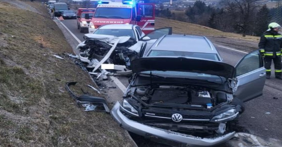 Violento scontro tra due auto e un furgone sulla statale (FOTO), in ...