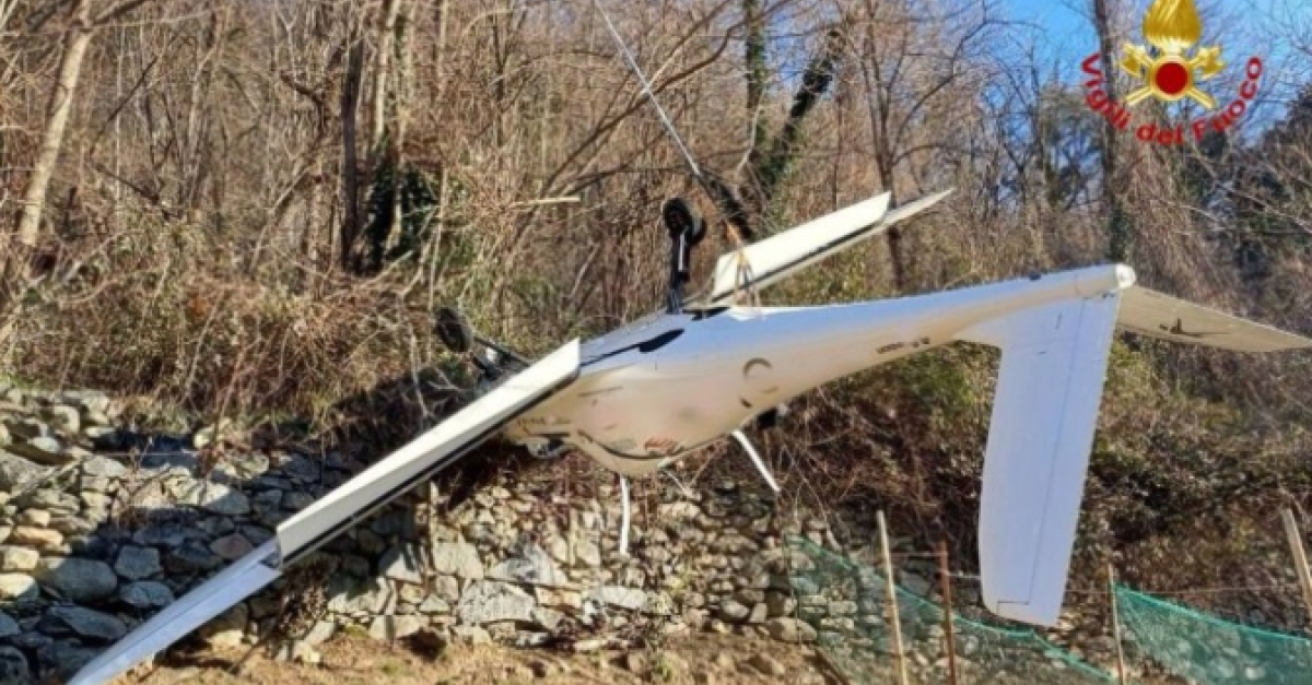 Ultraleggero precipita e si schianta su un muretto a secco a pochi ...