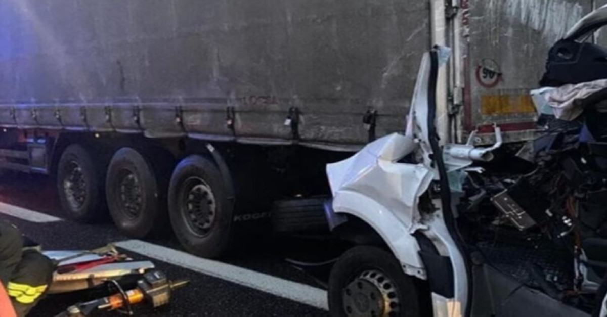 Tragedia in autostrada, terribile schianto tra un furgone e un camion ...