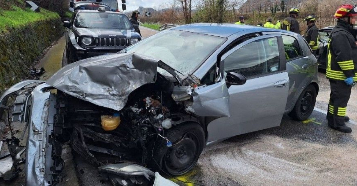 Paura sulla statale, violento scontro frontale fra due auto (FOTO), in ...
