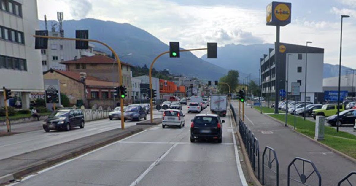 Investita mentre attraversa la strada sulle strisce pedonali: una donna ...