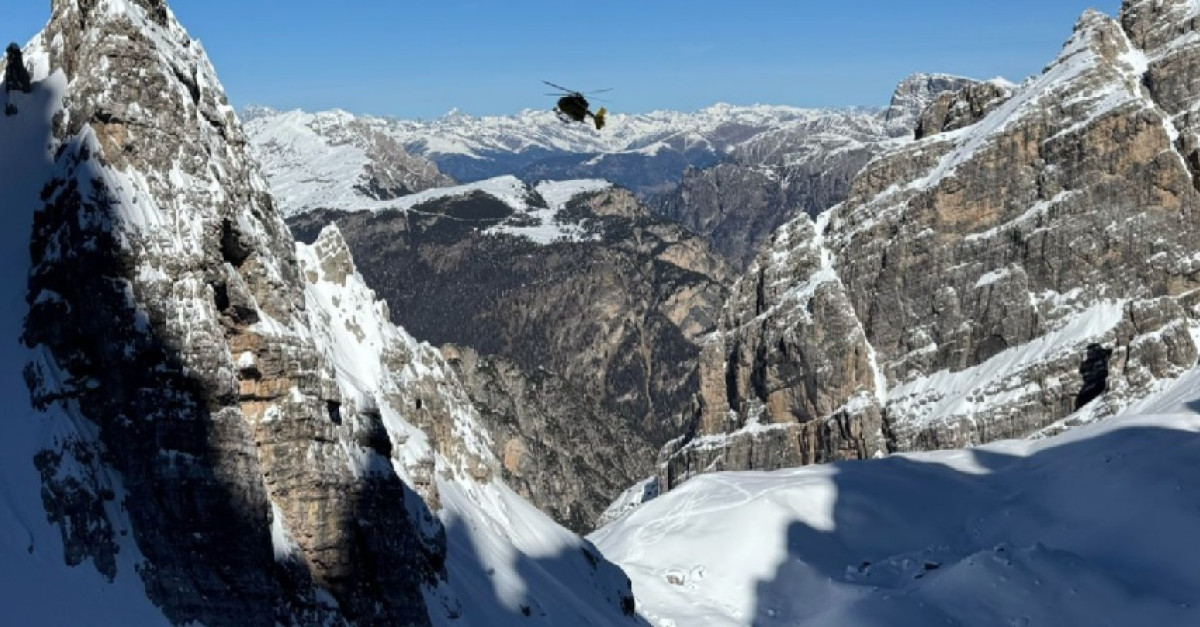 Inciampa su un masso nascosto nella neve e ruzzola a valle, momenti di ...
