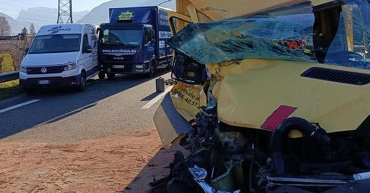Paura sulla superstrada, violento tamponamento tra due furgoni e un ...