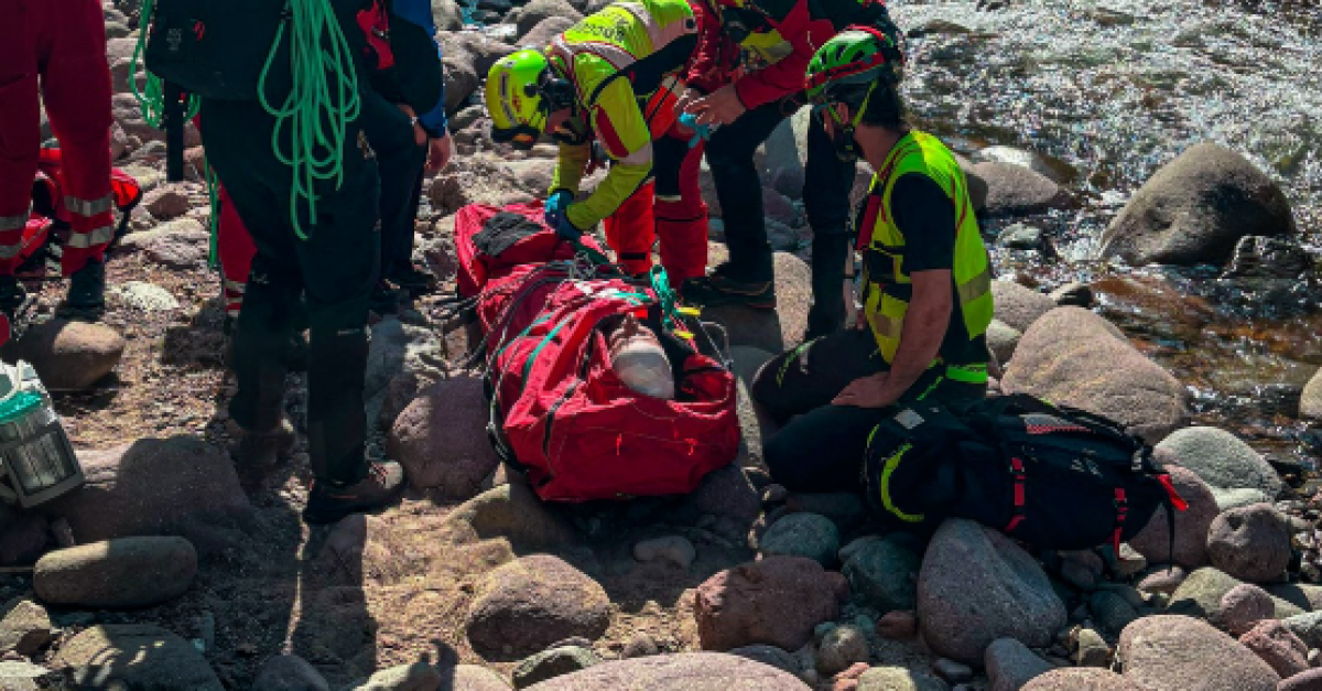 Scivola lungo il sentiero e precipita finendo sulle rocce a pochi passi ...