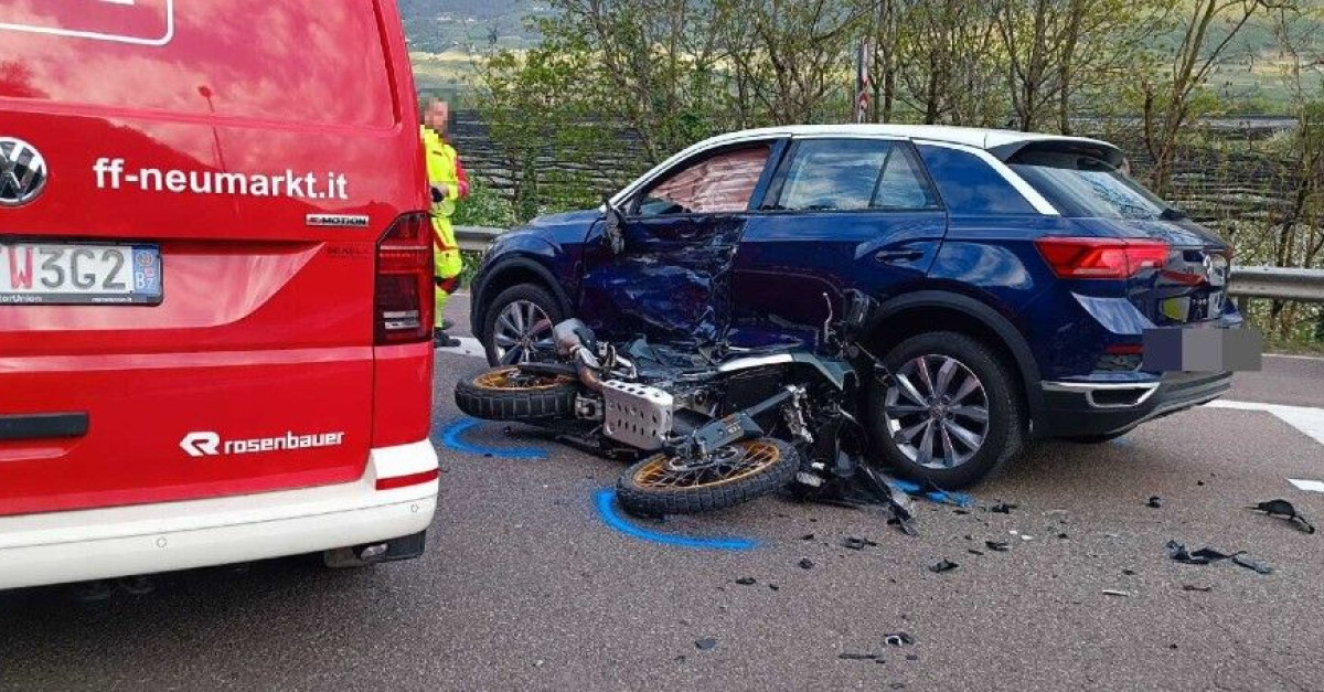 Violento scontro tra un'auto e una moto sulla statale (FOTO), in azione ...