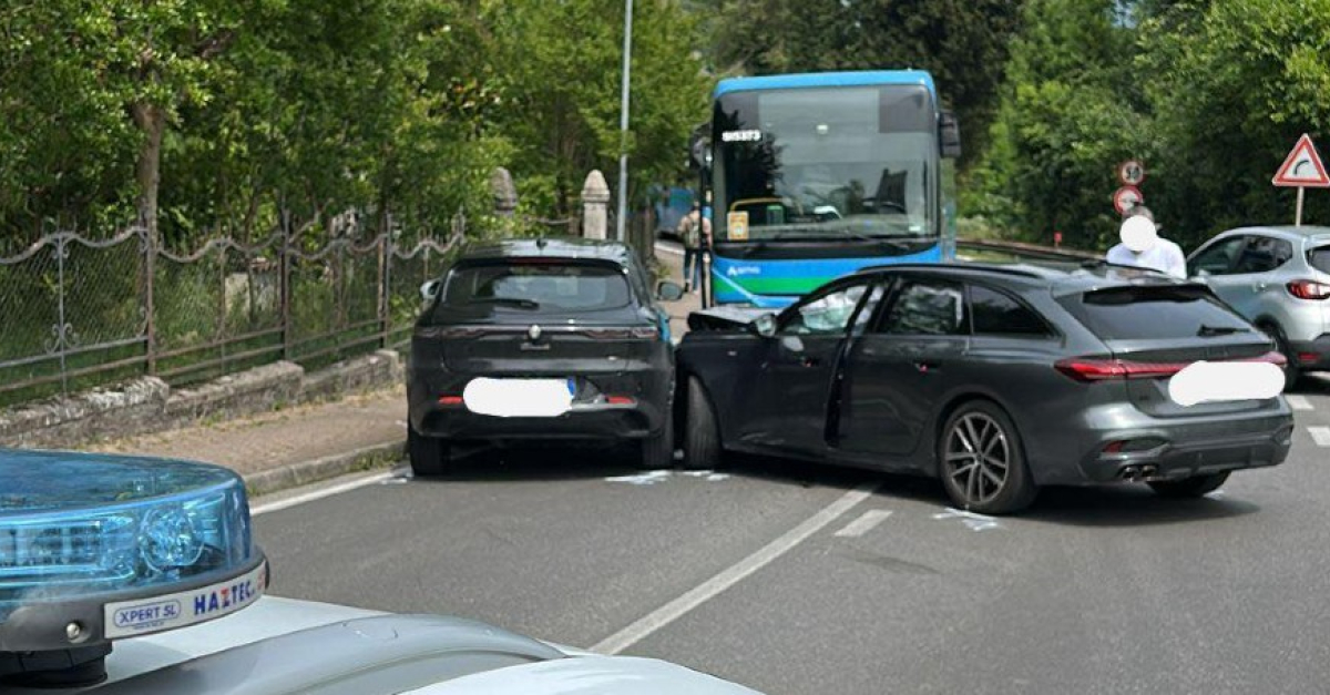Violento scontro tra due auto sulla Gardesana (FOTO), in azione i ...