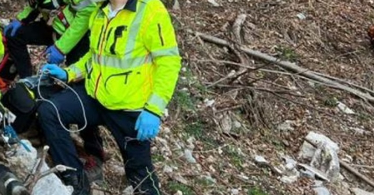 Cade dalla bici lungo un sentiero e precipita per 25 metri da una ...