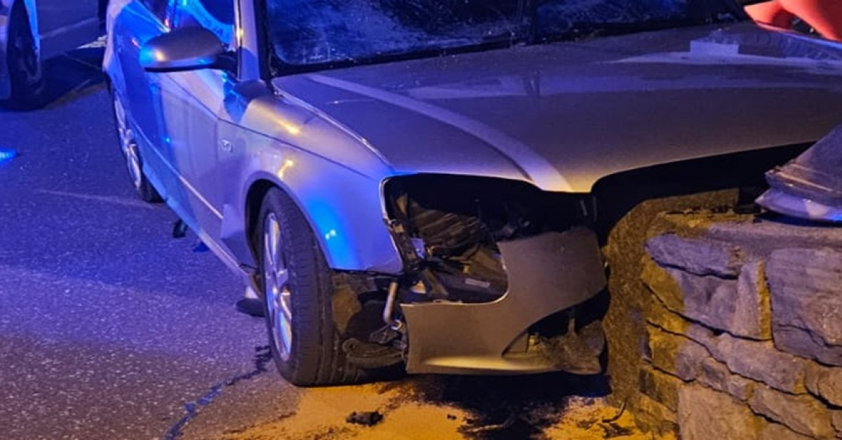 L'auto esce di strada e si schianta contro un muretto, incidente nella ...