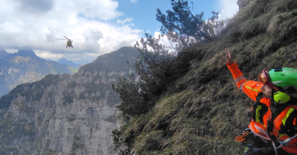 Tragedia in montagna, precipita per 60 metri nel vuoto sotto gli occhi ...
