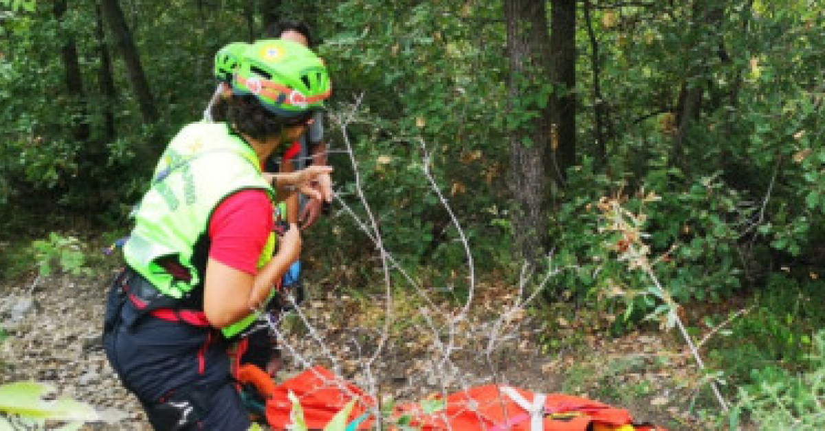 Perde l'equilibrio sul sentiero e ruzzola per 40 metri nel bosco ...
