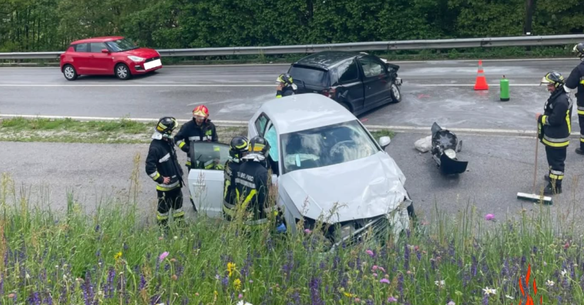 Scontro tra due auto (FOTO) lungo la Ss 237, tre persone coinvolte: in ...