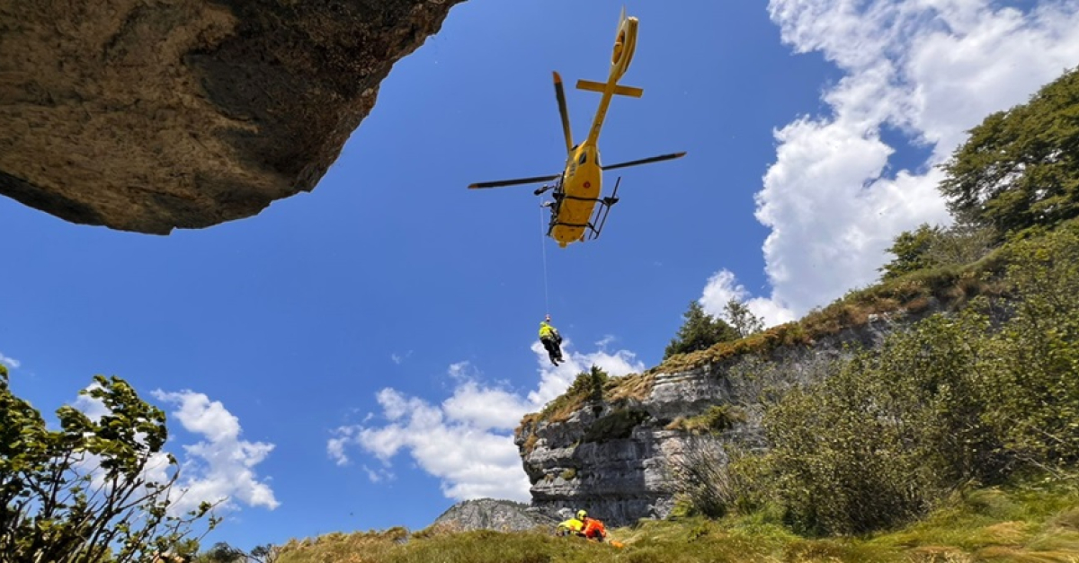 Incidente in montagna, precipita per circa 50 metri sotto gli occhi del ...