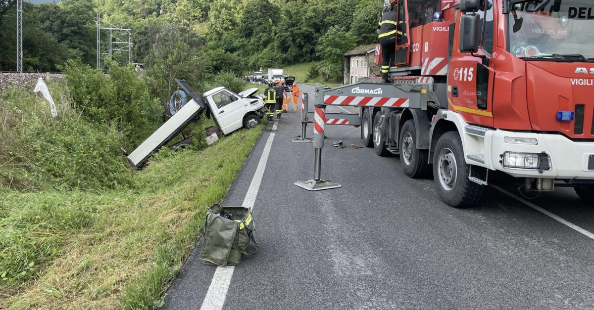 Camion finisce fuori strada e si blocca nella scarpata: soccorsi in ...