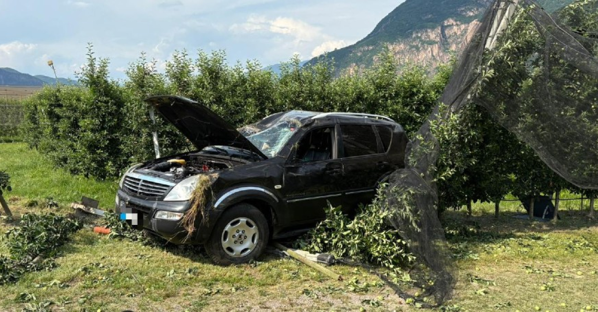 Perde il controllo dell'auto che finisce fuori strada e si ribalta in ...