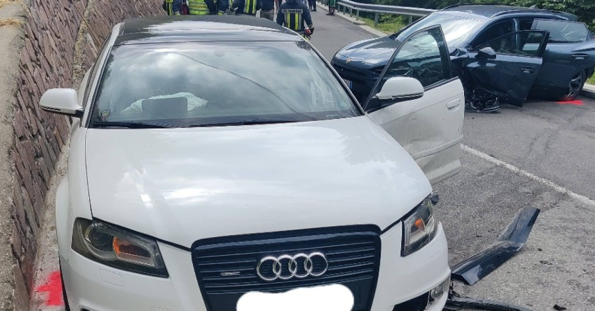 Paura sulla strada, violento scontro tra due auto (FOTO): in azione i ...
