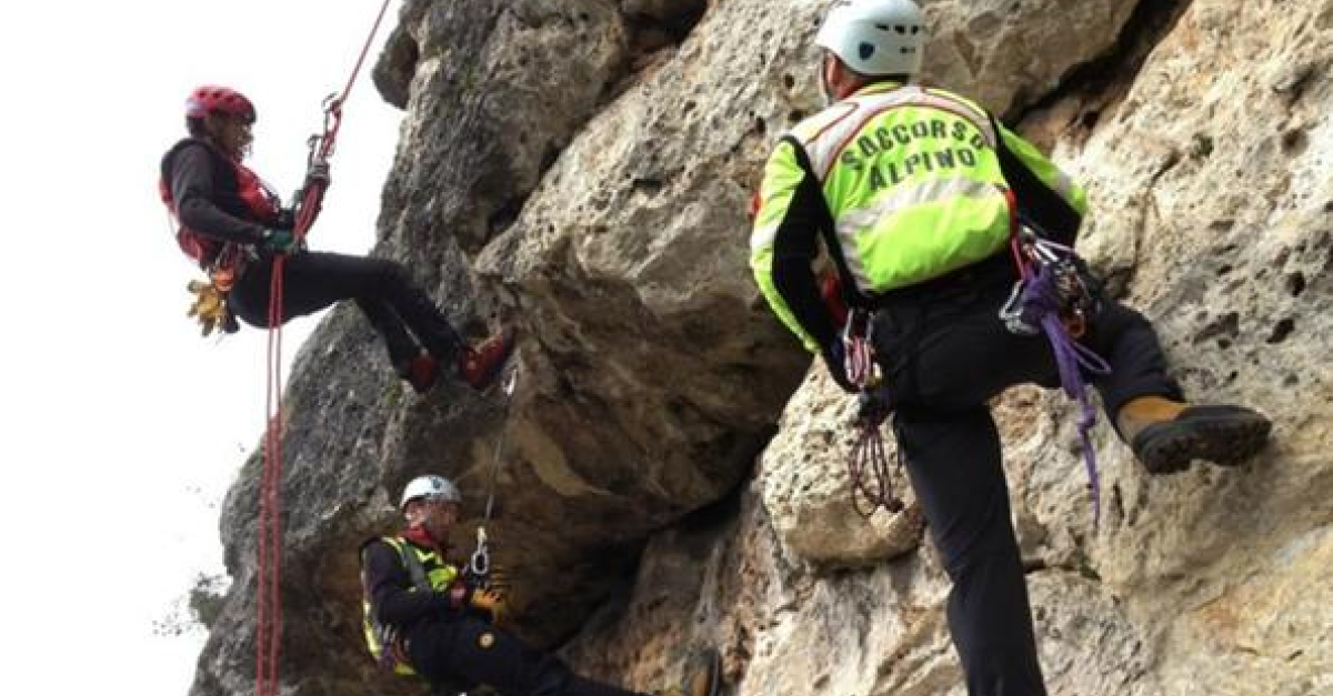 Tragedia in montagna, precipita nel vuoto davanti agli amici: muore un ...