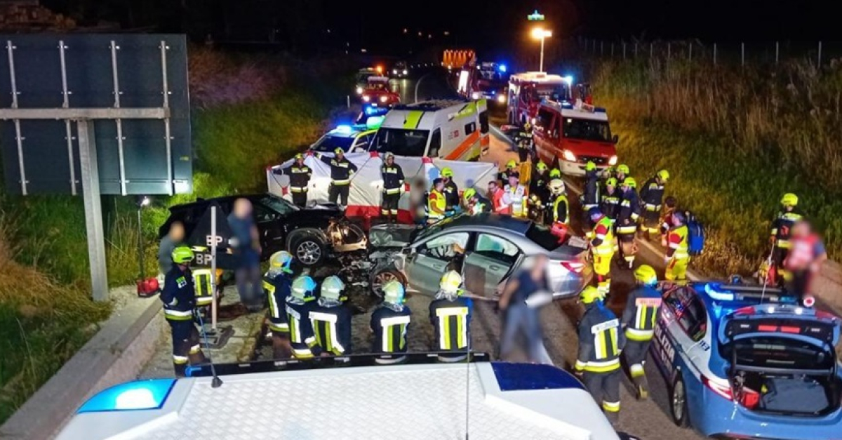 Sette feriti in un violento schianto frontale fra due auto, tra loro ...