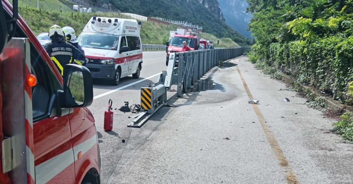 Perde il controllo dell'auto e si schianta contro il guardrail ...