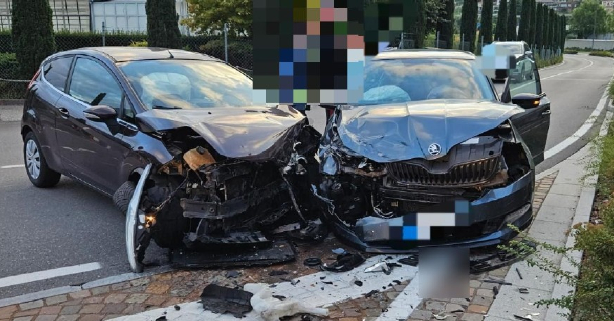 Violento scontro frontale tra due auto in centro (FOTO), in azione i ...