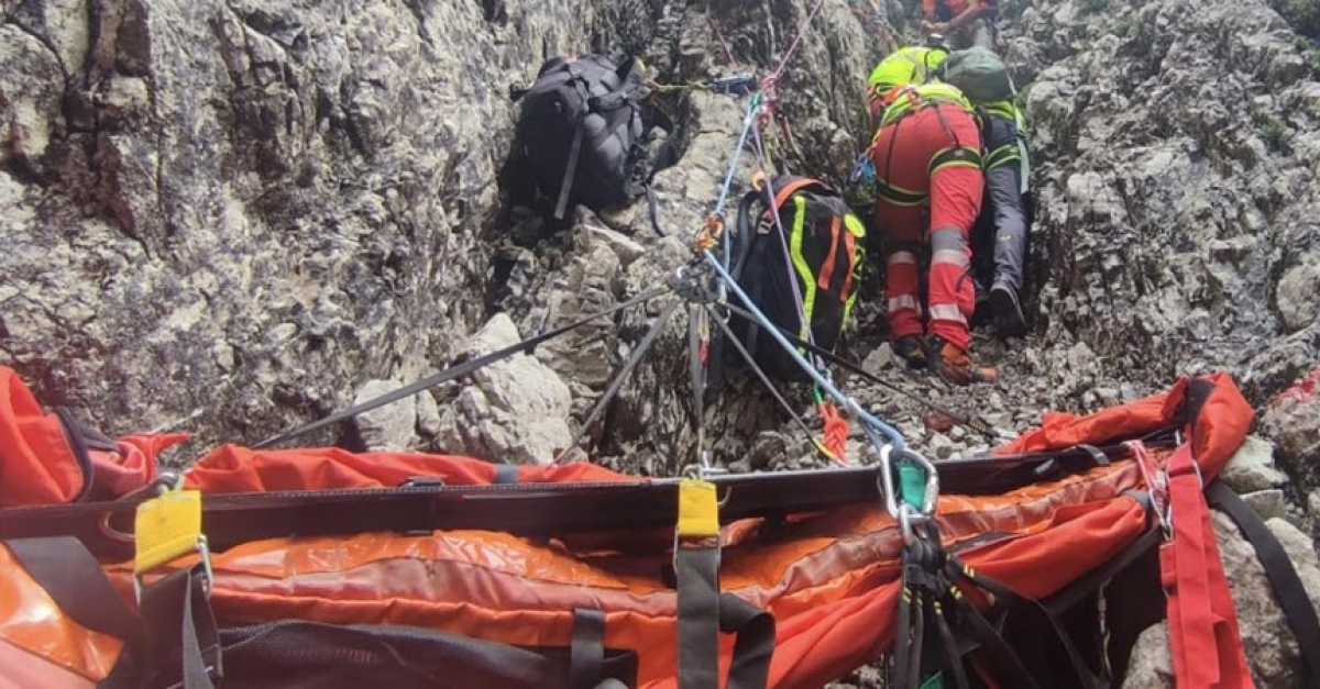 Scivola dal sentiero e precipita per 15 metri tra le rocce, grave una ...