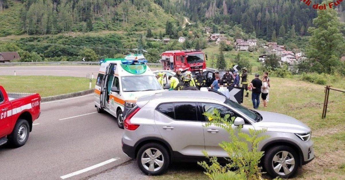 Violento frontale tra due auto (FOTO), intervento dei soccorsi: tre ...