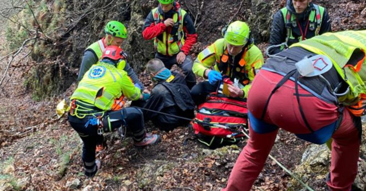 Scivola nel bosco ripido sul terreno bagnato e non riesce a rialzarsi ...