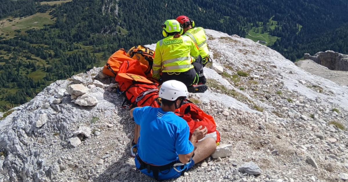 Ragazza scivola dal sentiero e cade per 40 metri lungo il pendio ...