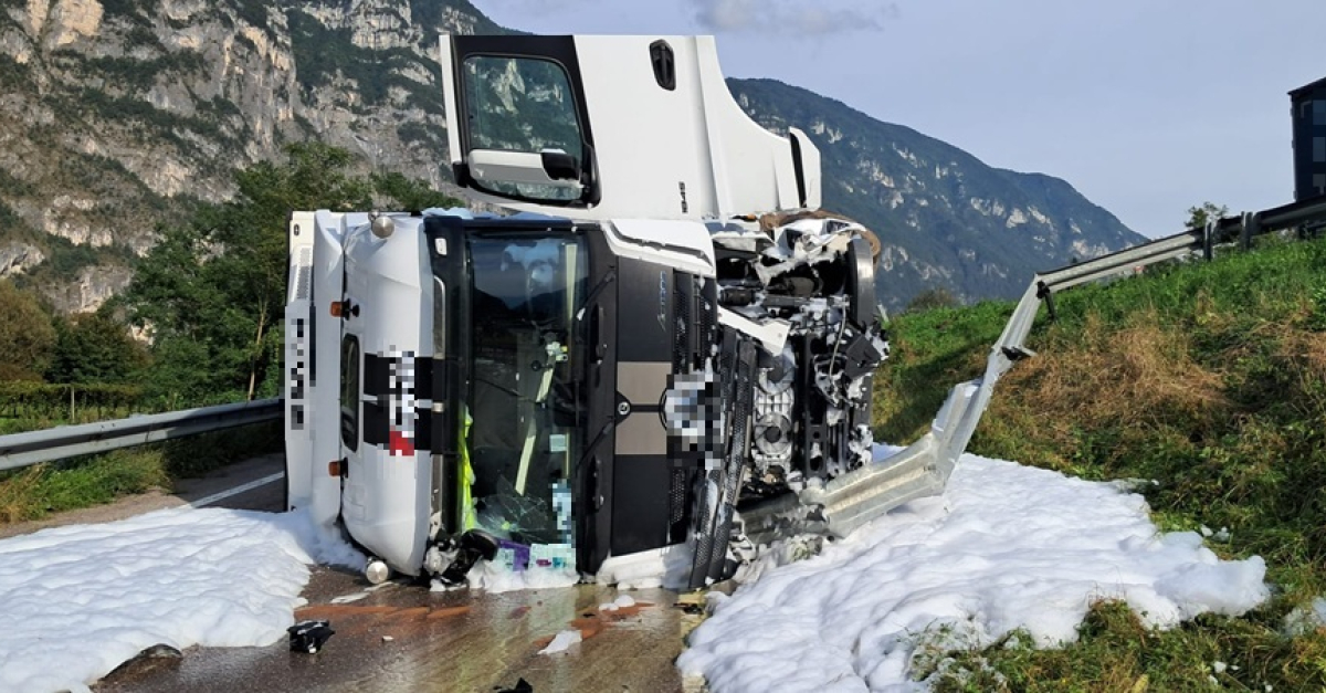 Terribile incidente sulla Valsugana, camion sfonda il guard rail e vola ...