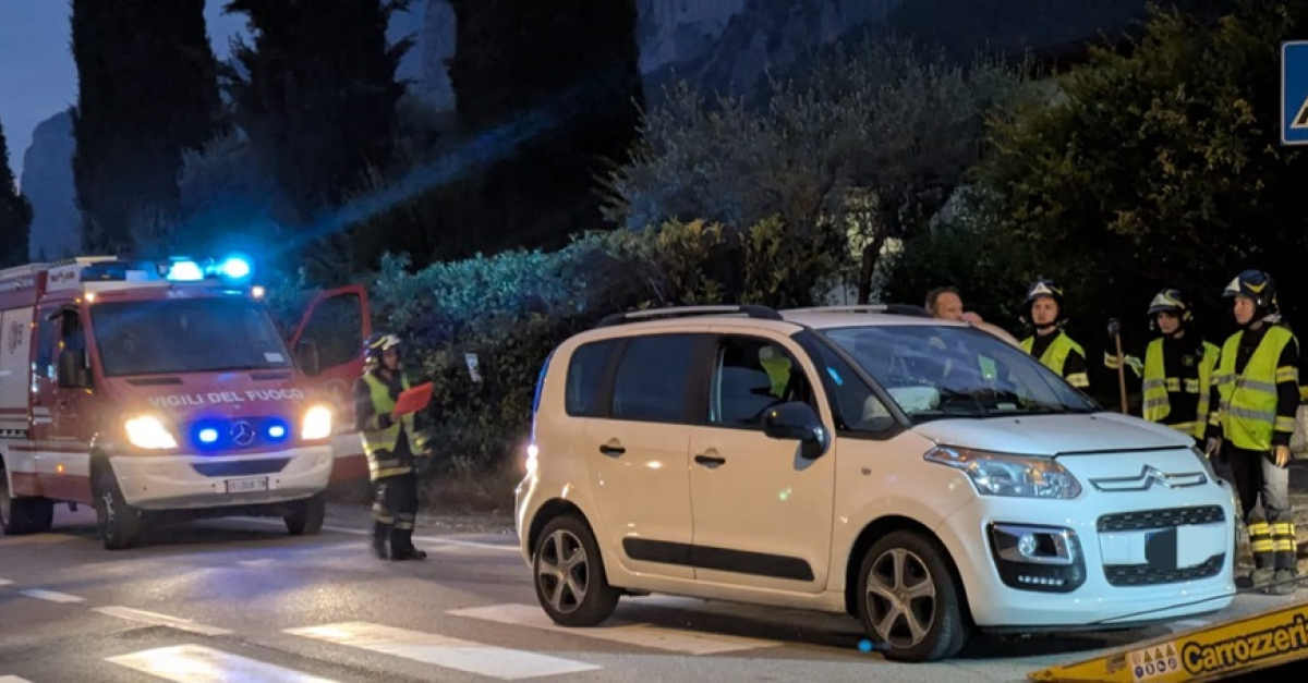 Scontro tra due auto (FOTO), i vigili del fuoco intervengono per ...