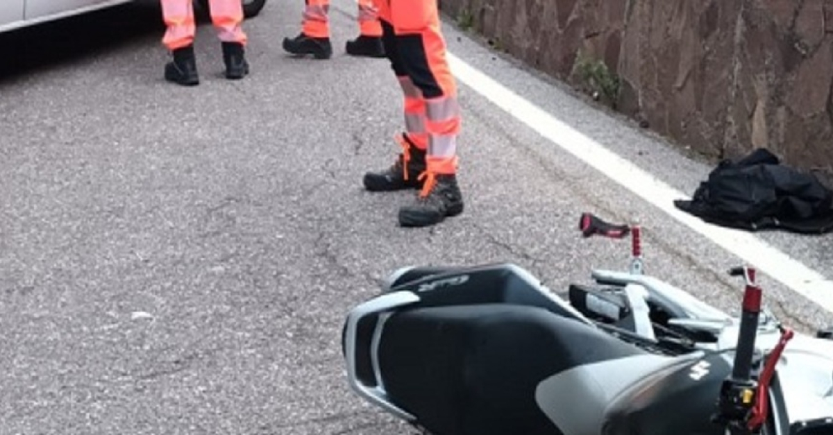 Tremendo schianto con la moto contro un'auto, grave un ragazzo di 24 ...