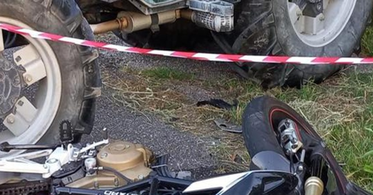 Tremendo schianto mortale tra una moto e un trattore, l'impatto ...