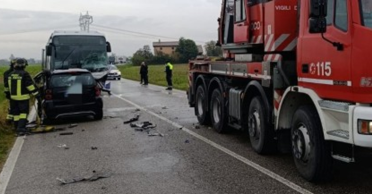 Tragico frontale tra una Smart e un autobus di linea: morta la 51enne ...
