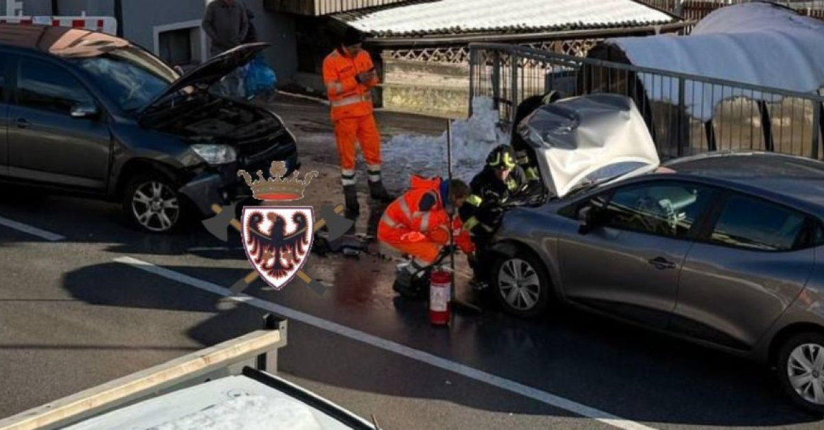 Violento scontro frontale tra due auto in paese (FOTO), in azione i ...