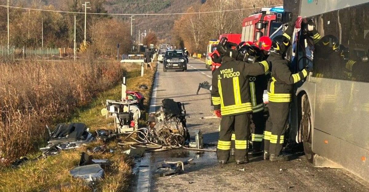 Terribile frontale tra un'auto e un bus carico di studenti: un morto e ...