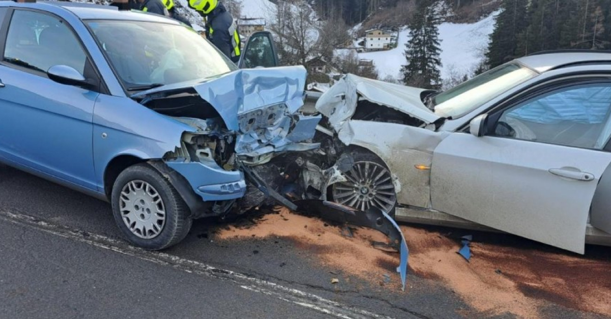 Violento scontro frontale tra due auto (FOTO), in azione i vigili del ...